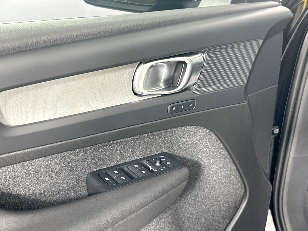 new 2025 Volvo XC40 car, priced at $43,021