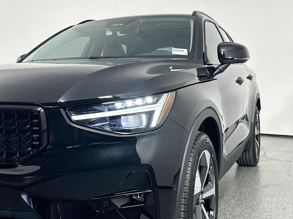 new 2025 Volvo XC40 car, priced at $43,021