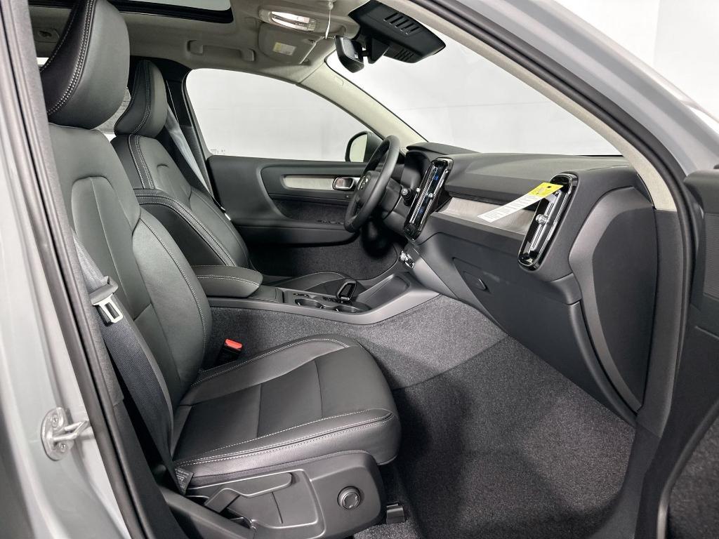 new 2025 Volvo XC40 car, priced at $45,015