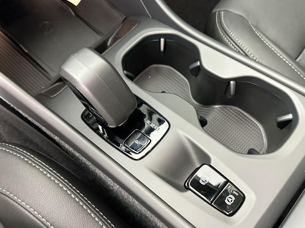 new 2025 Volvo XC40 car, priced at $45,015