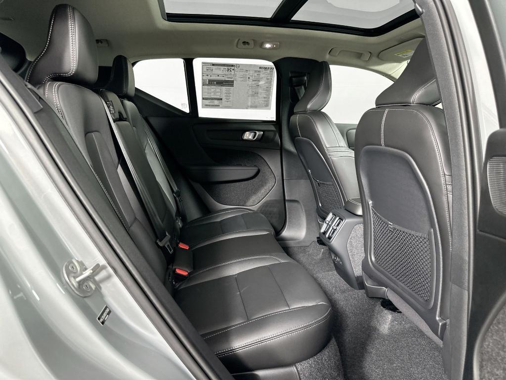 new 2025 Volvo XC40 car, priced at $40,275
