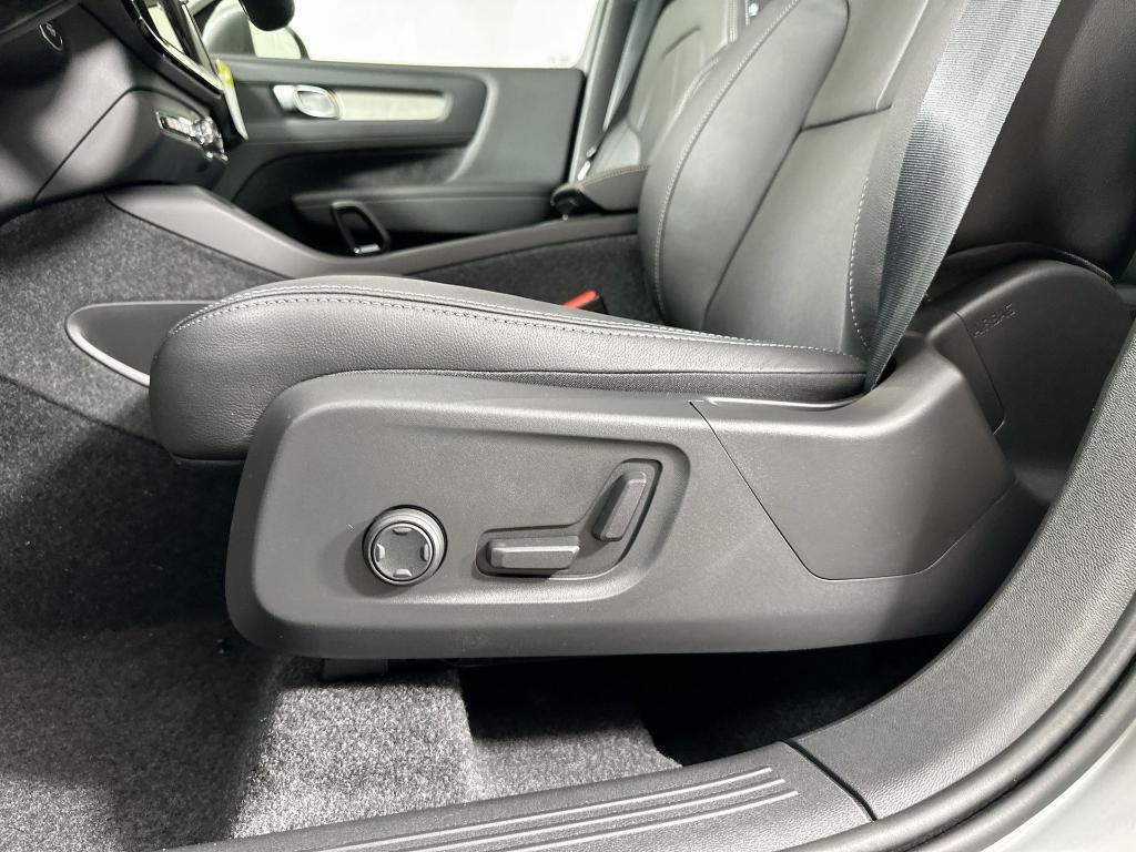 new 2025 Volvo XC40 car, priced at $45,015