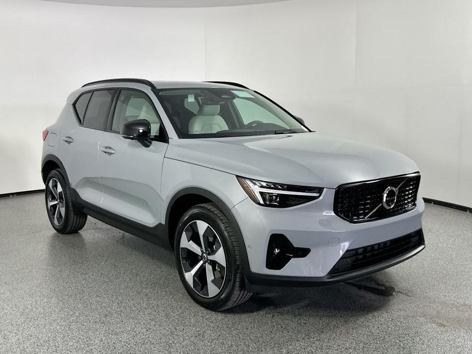 new 2025 Volvo XC40 car