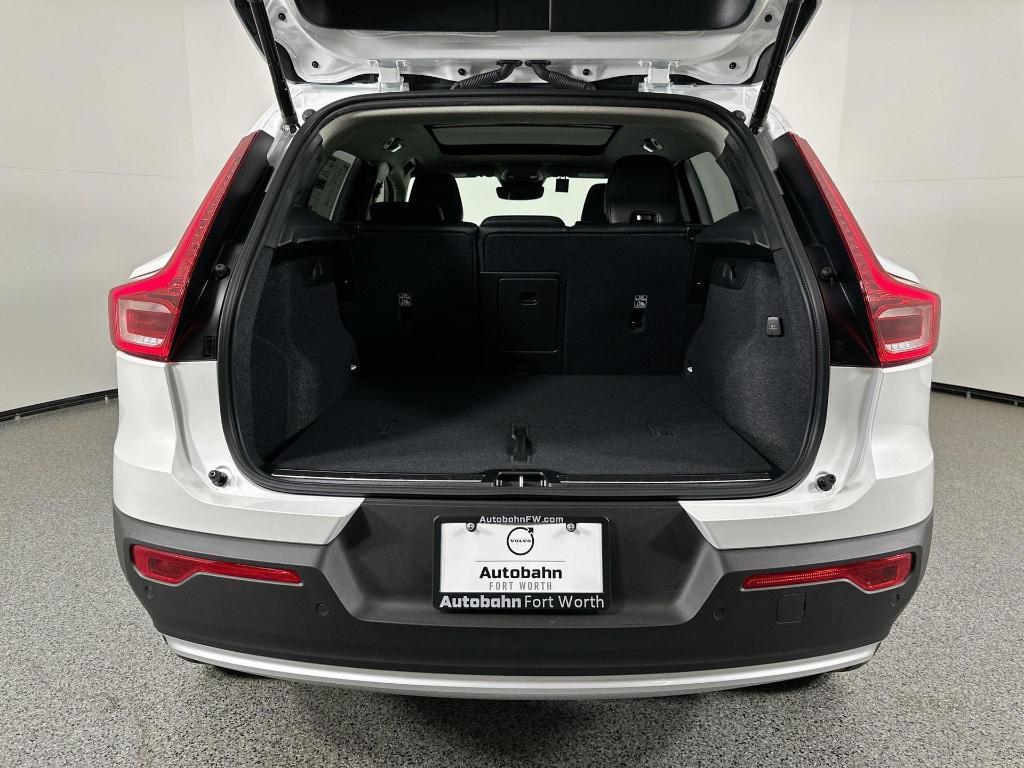 new 2025 Volvo XC40 car, priced at $41,044