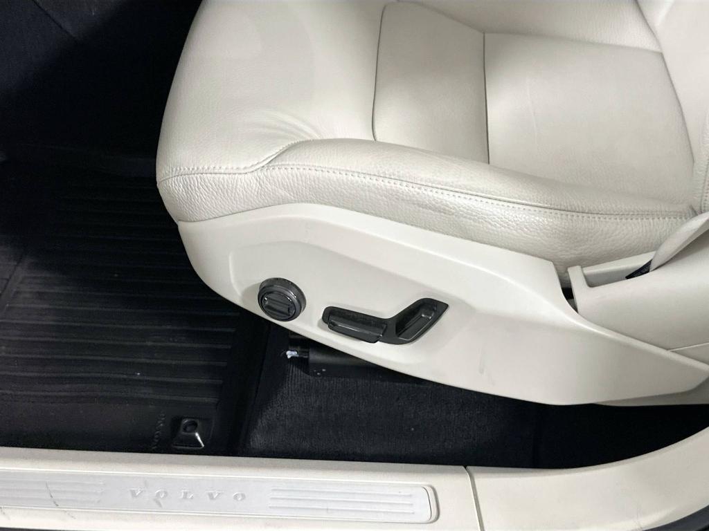 used 2023 Volvo XC60 car, priced at $33,124