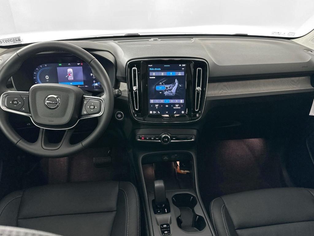 new 2025 Volvo XC40 car, priced at $39,465
