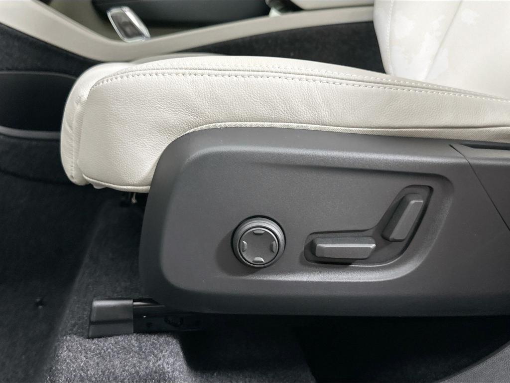 new 2025 Volvo XC40 car, priced at $40,951