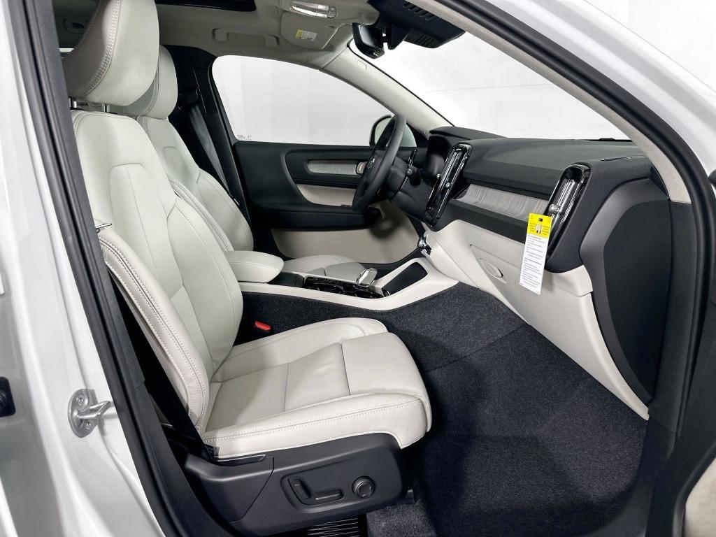 new 2025 Volvo XC40 car, priced at $42,315