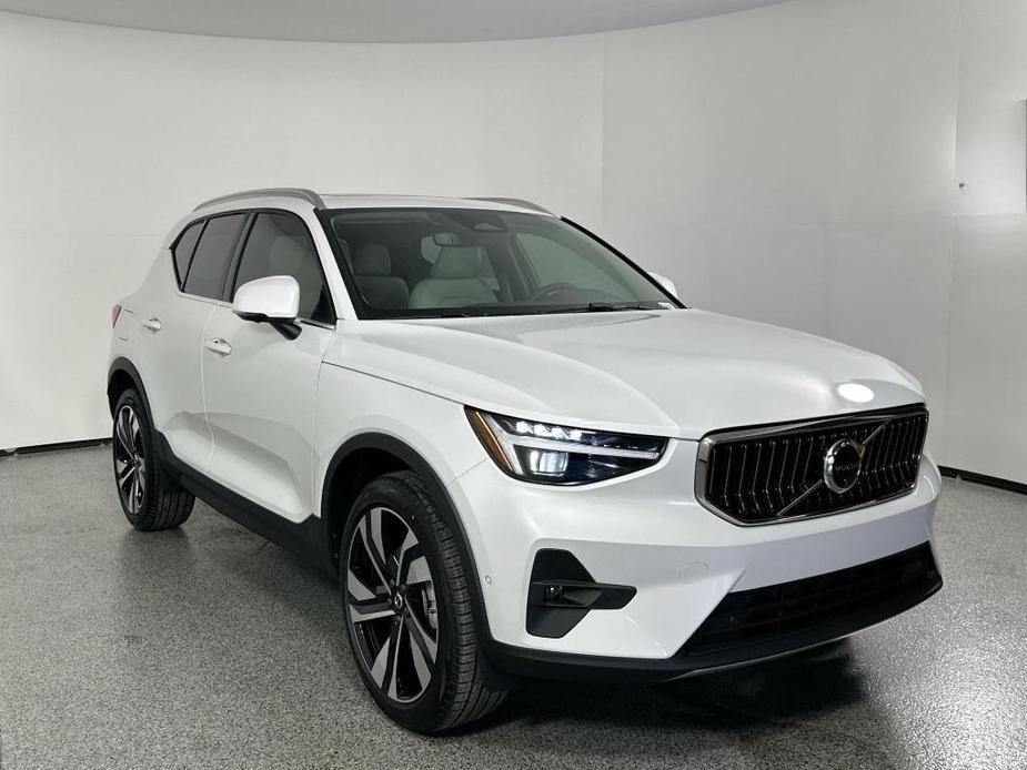 new 2025 Volvo XC40 car, priced at $46,991