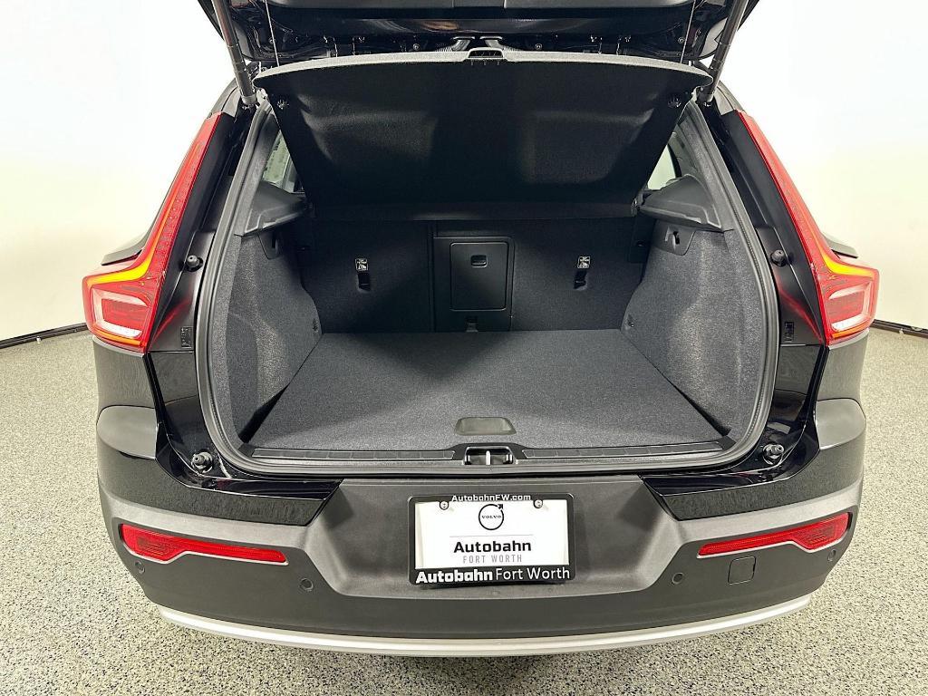 new 2025 Volvo XC40 car, priced at $40,412