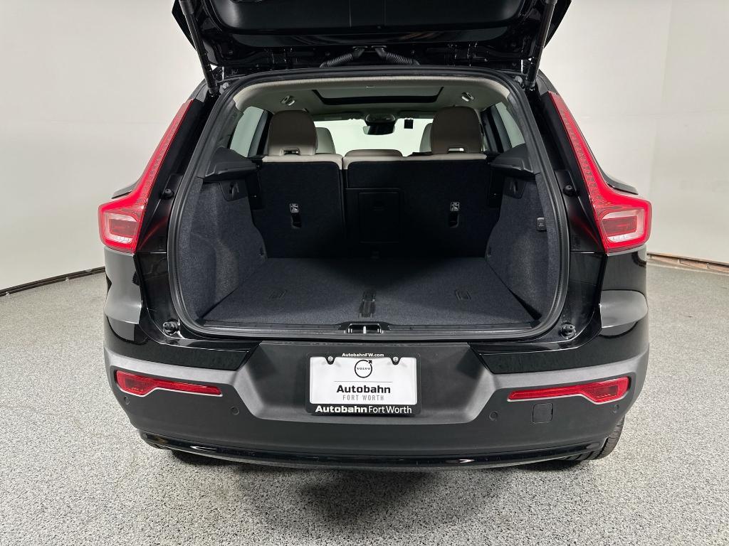 new 2025 Volvo XC40 car, priced at $39,315