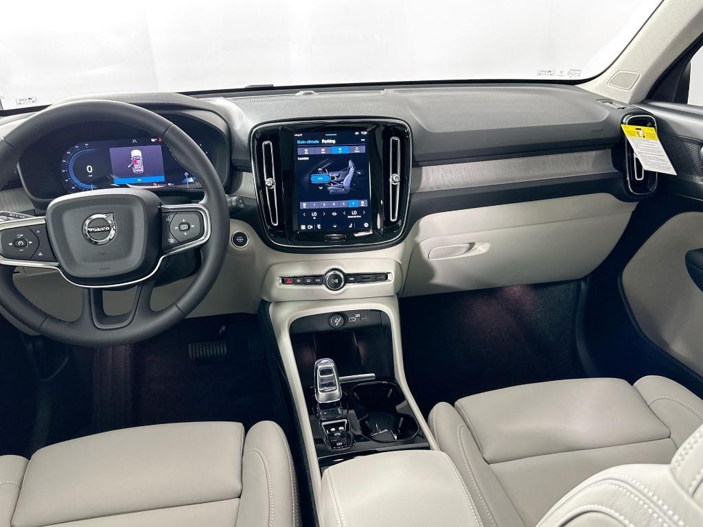 new 2025 Volvo XC40 car, priced at $39,315