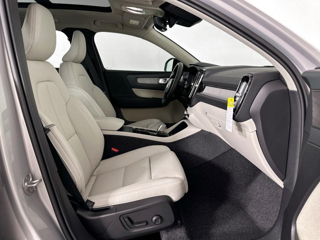 new 2025 Volvo XC40 car, priced at $48,465