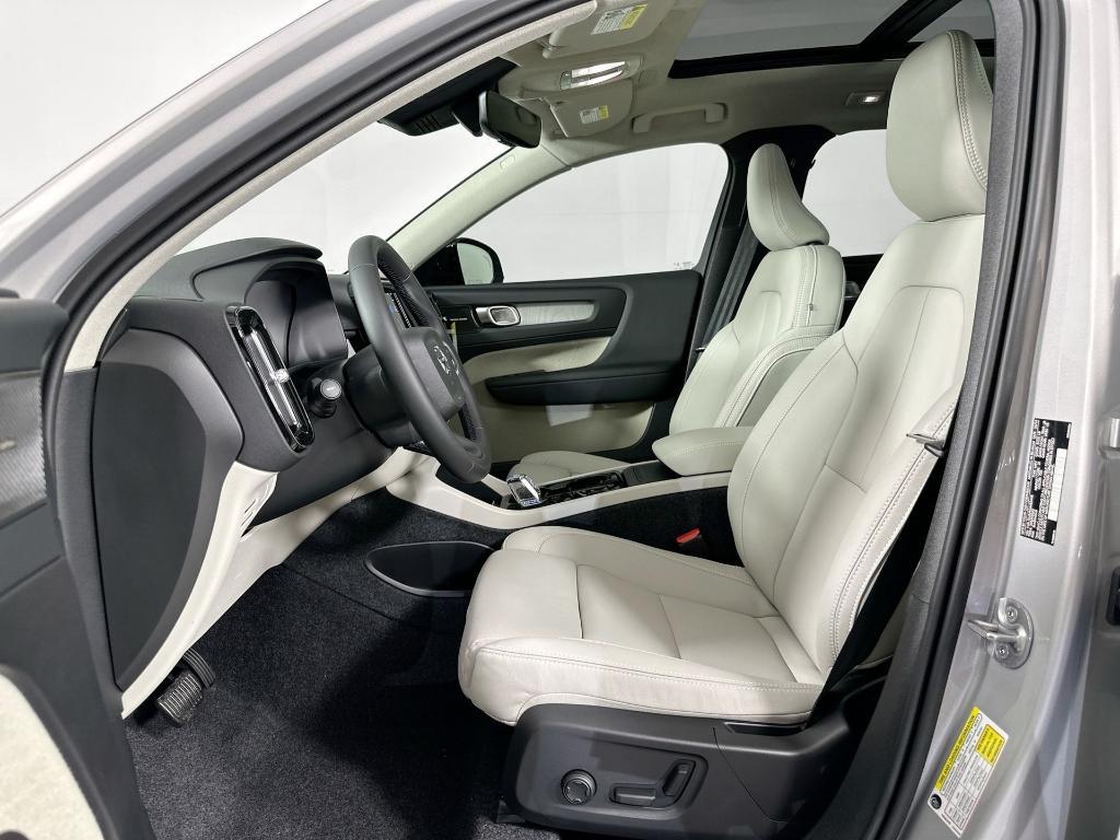 new 2025 Volvo XC40 car, priced at $48,465