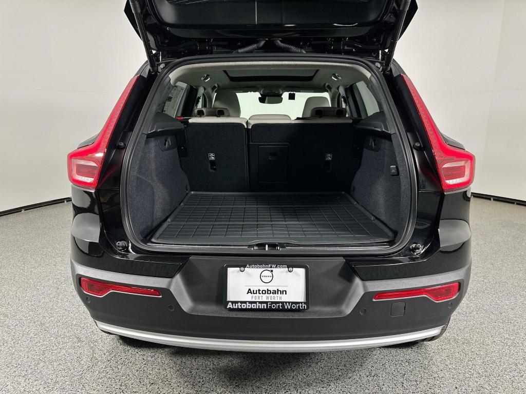 new 2025 Volvo XC40 car, priced at $39,315