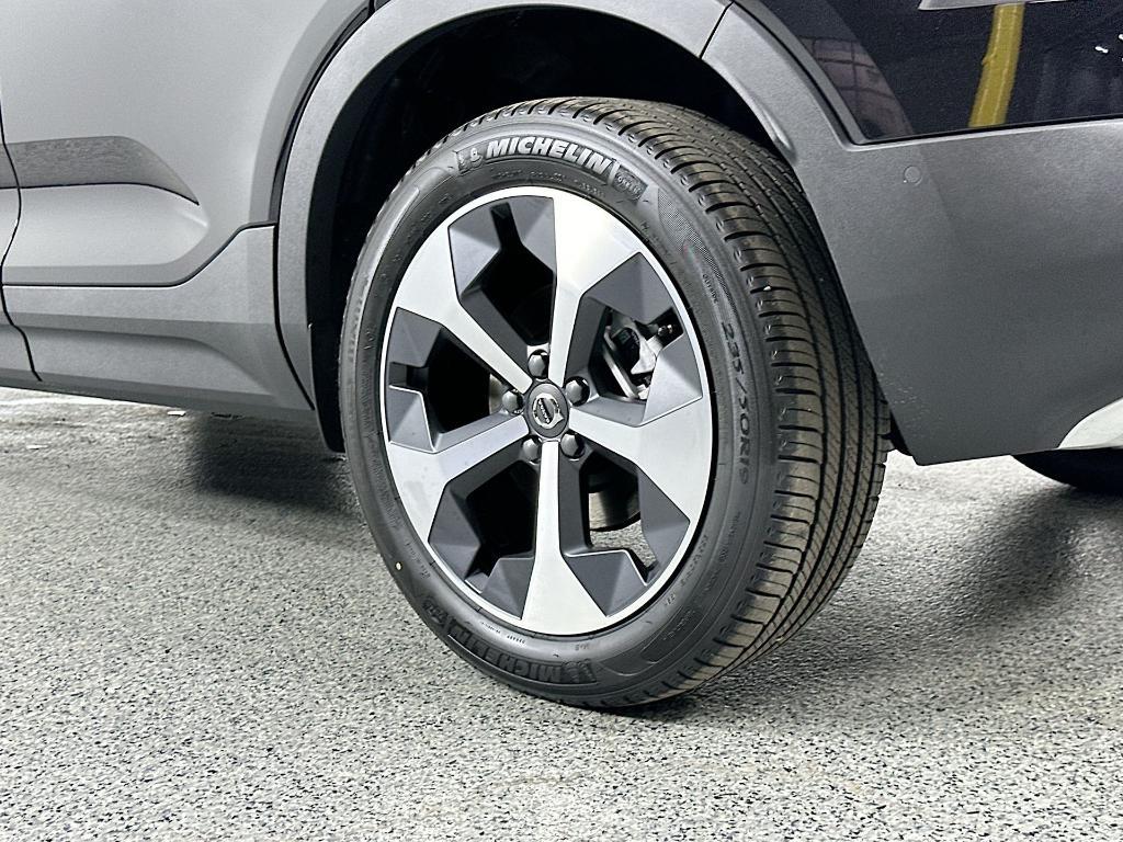 new 2025 Volvo XC40 car, priced at $39,315