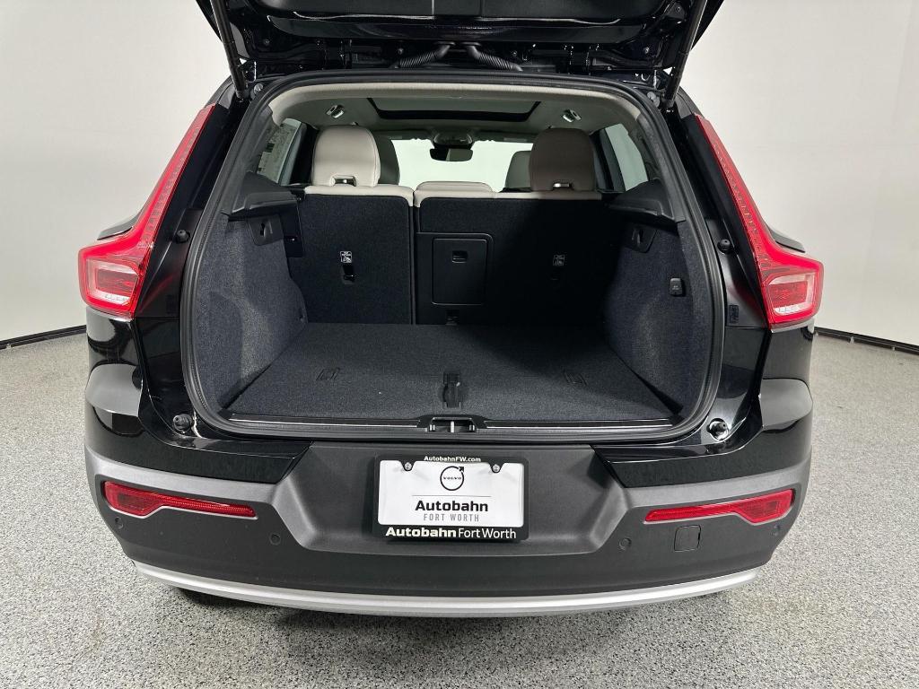 new 2025 Volvo XC40 car, priced at $36,315