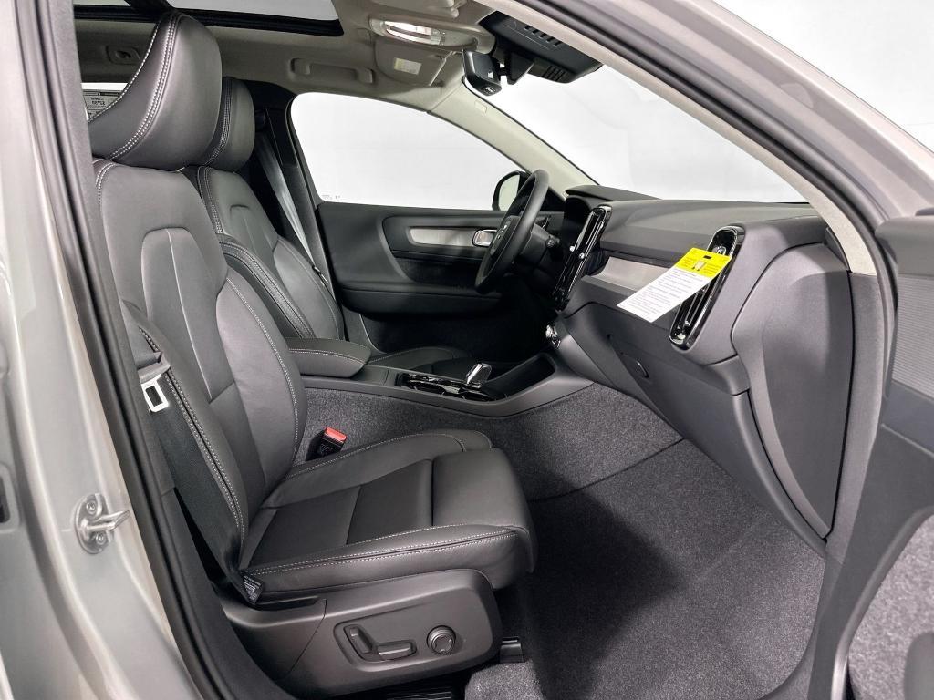new 2025 Volvo XC40 car, priced at $47,318