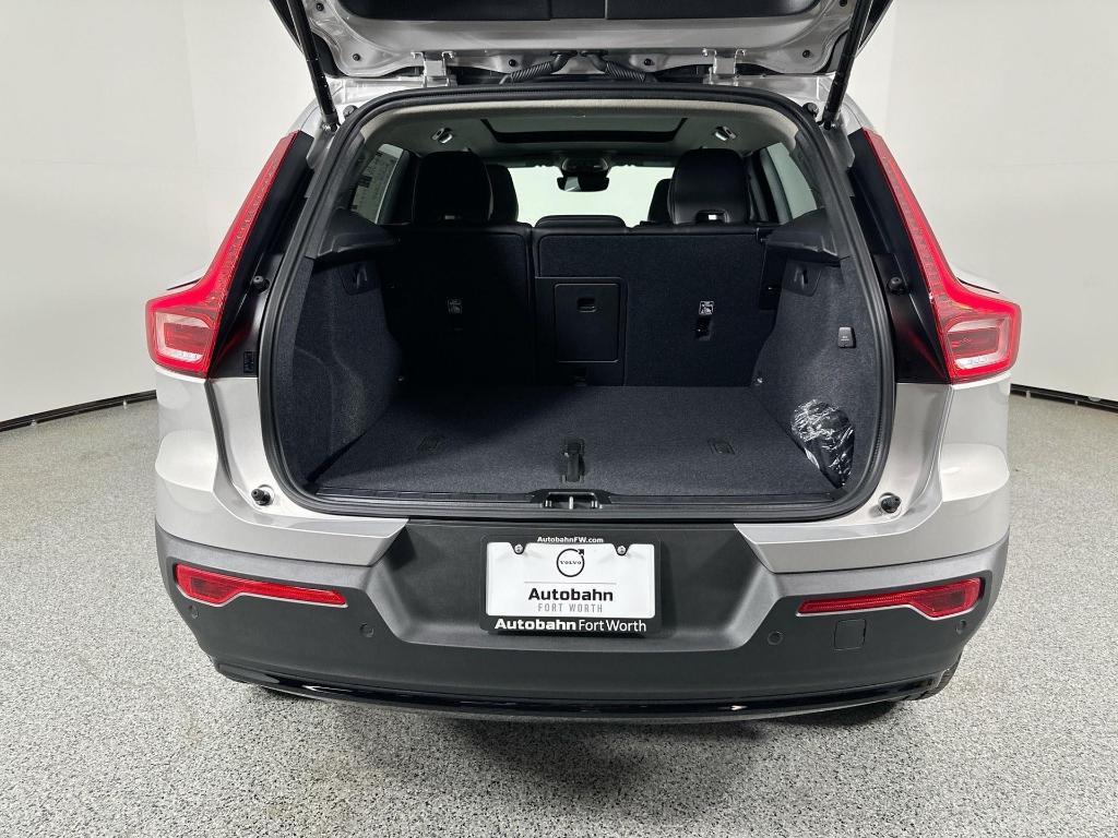 new 2025 Volvo XC40 car, priced at $39,318