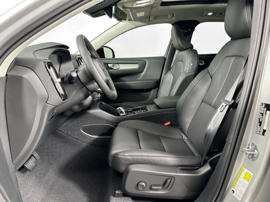 new 2025 Volvo XC40 car, priced at $47,318