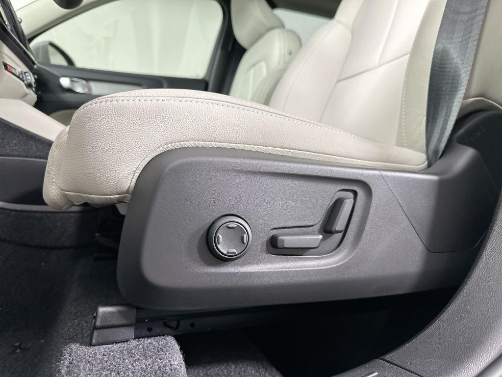new 2025 Volvo XC40 car, priced at $42,015