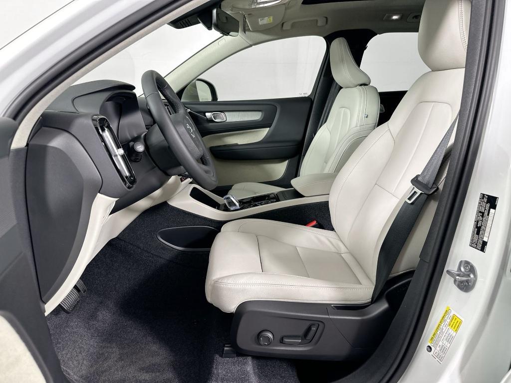 new 2025 Volvo XC40 car, priced at $42,015
