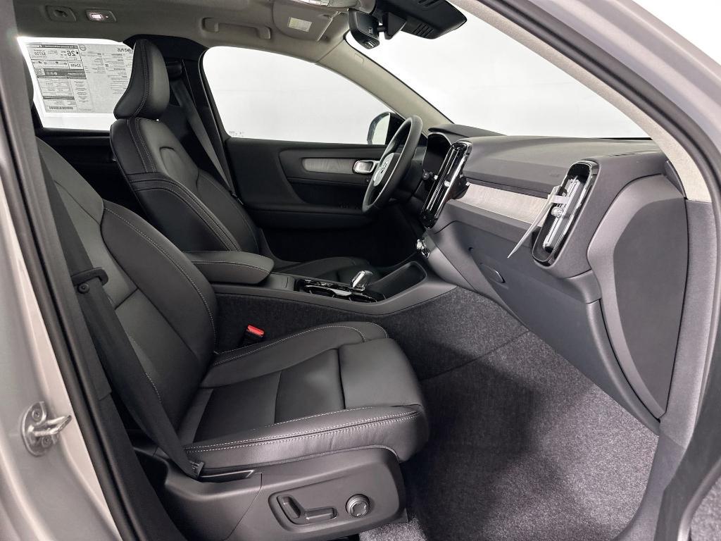 new 2025 Volvo XC40 car, priced at $47,820