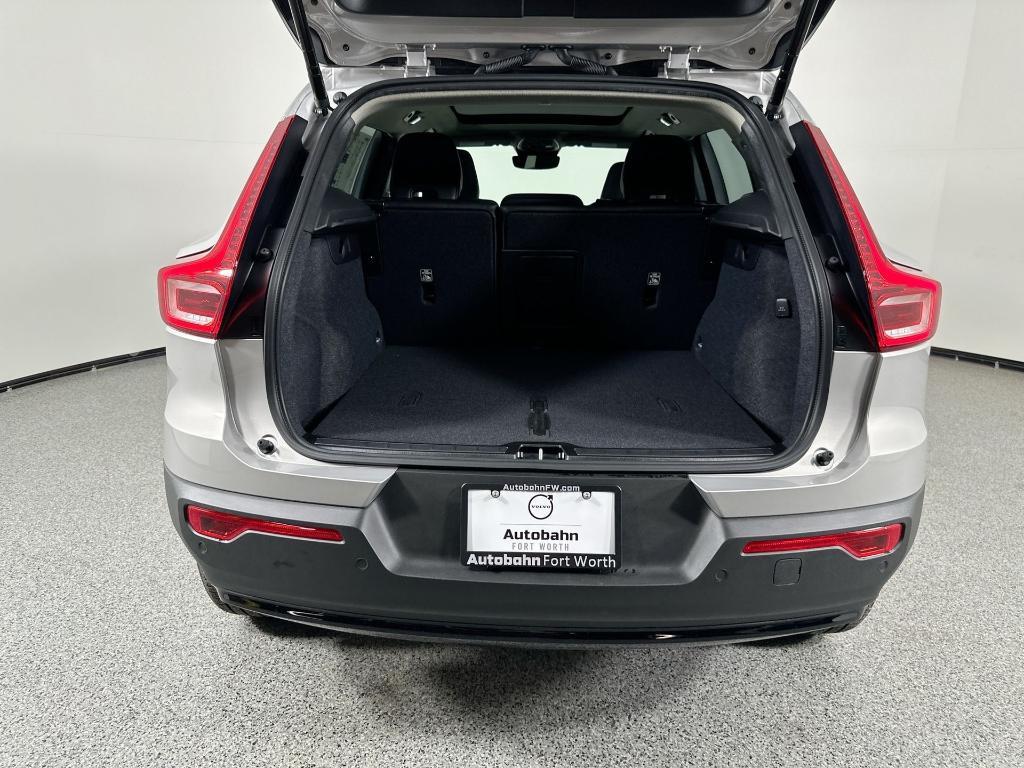 new 2025 Volvo XC40 car, priced at $40,481