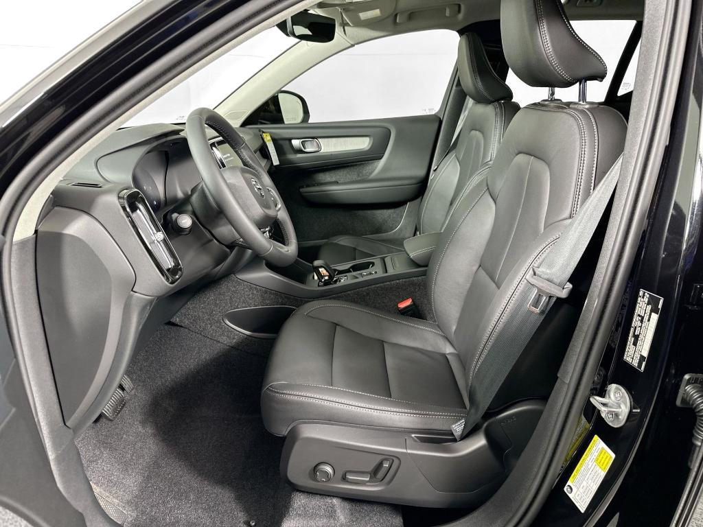 new 2025 Volvo XC40 car, priced at $39,121