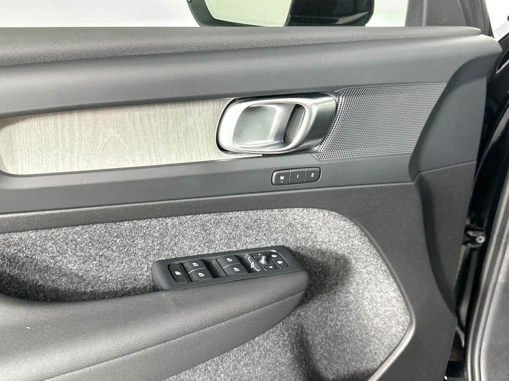 new 2025 Volvo XC40 car, priced at $39,121