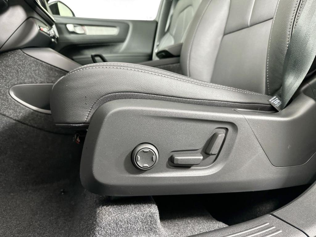 new 2025 Volvo XC40 car, priced at $39,121