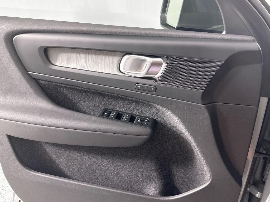 new 2025 Volvo XC40 car, priced at $39,035