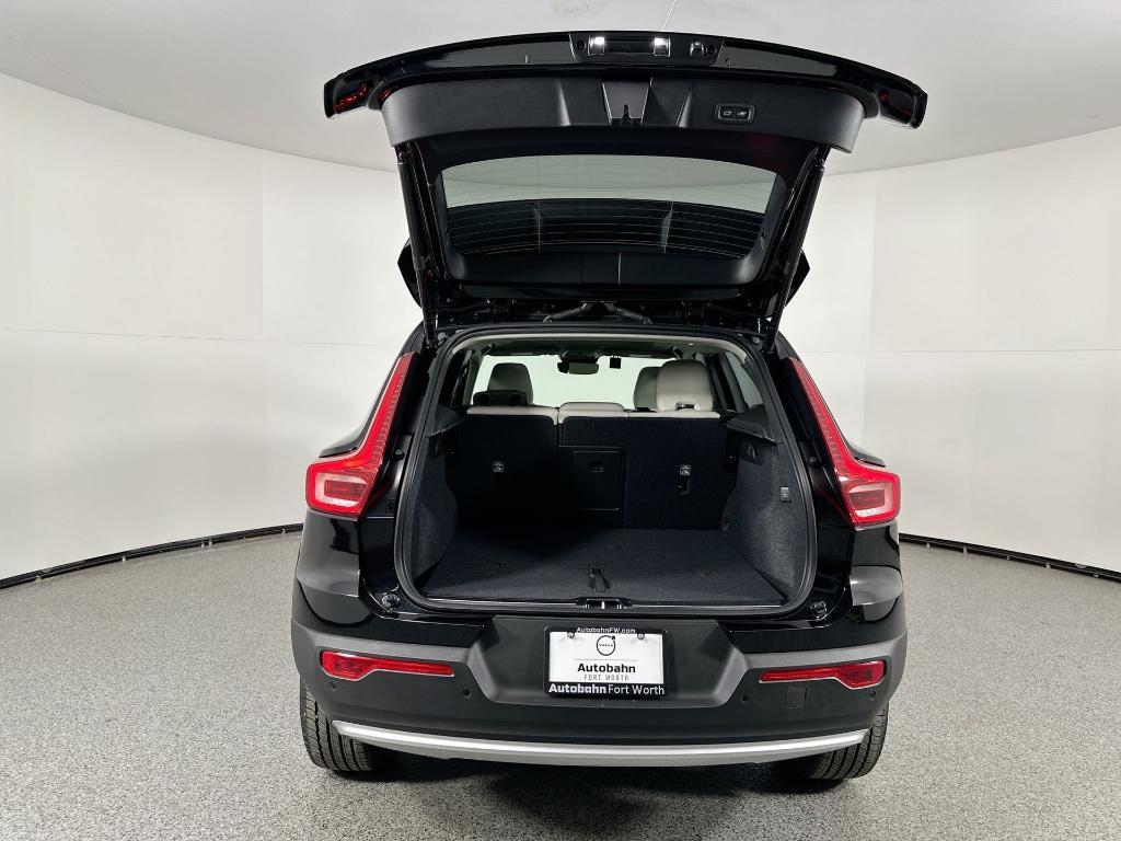 new 2025 Volvo XC40 car, priced at $39,612