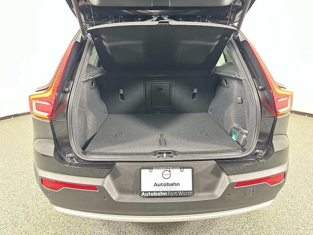 new 2025 Volvo XC40 car, priced at $43,441