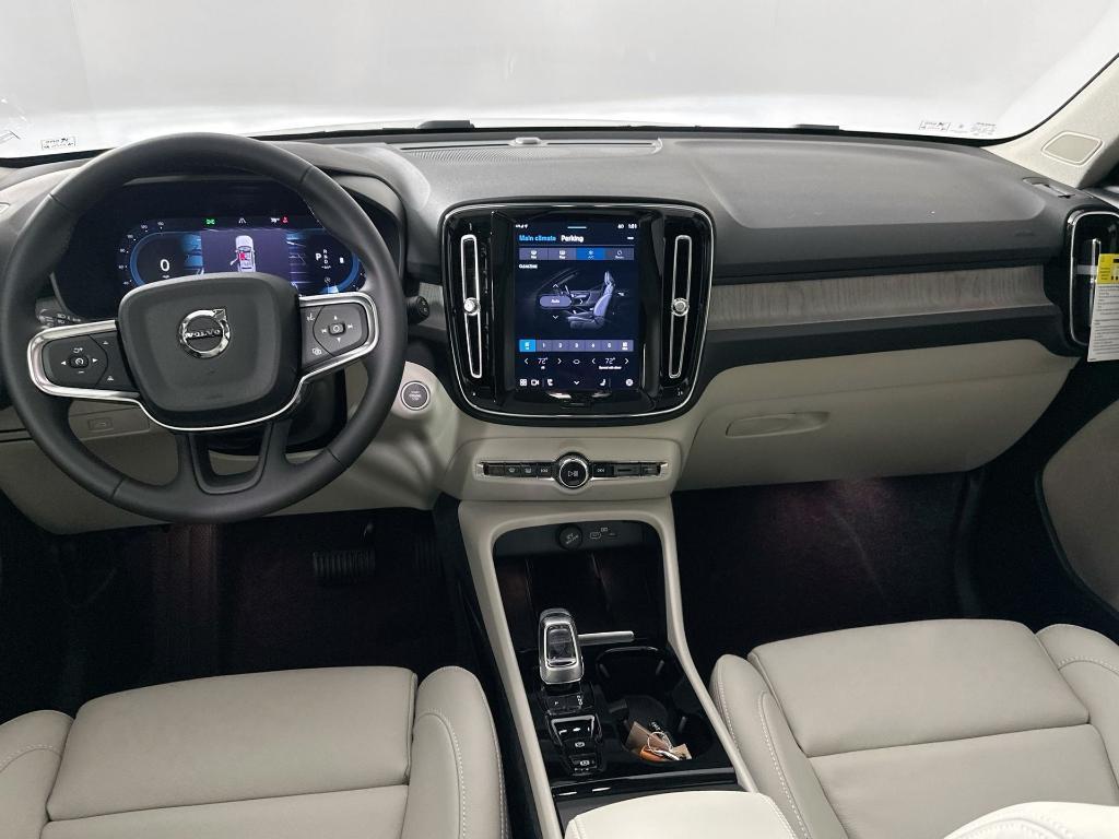 new 2025 Volvo XC40 car, priced at $40,441