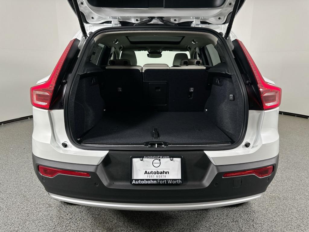 new 2025 Volvo XC40 car, priced at $38,815