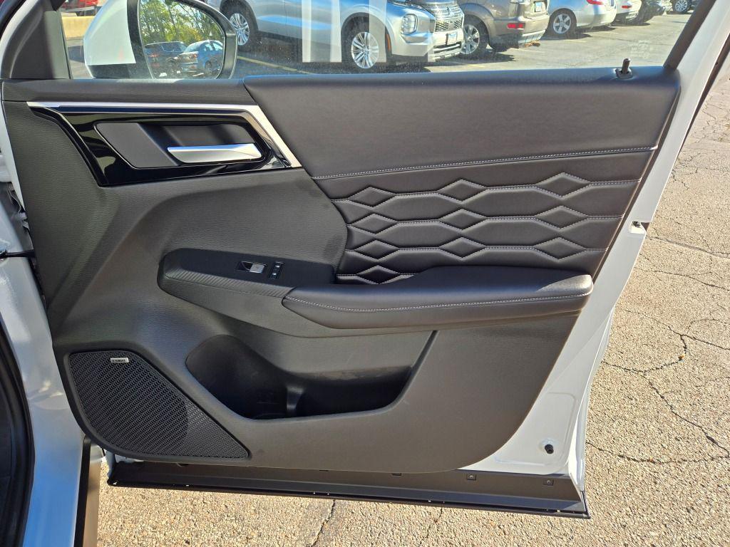 new 2025 Mitsubishi Outlander car, priced at $38,880