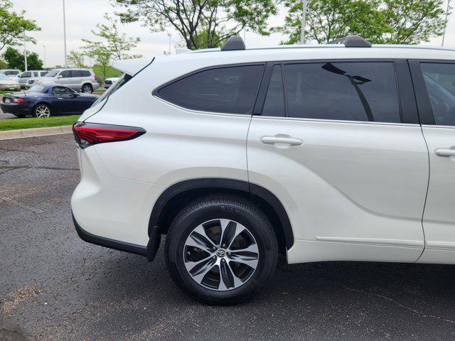 used 2020 Toyota Highlander Hybrid car, priced at $27,499