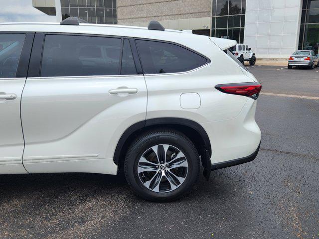 used 2020 Toyota Highlander Hybrid car, priced at $27,499