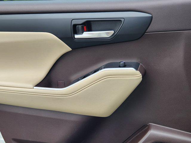used 2020 Toyota Highlander Hybrid car, priced at $27,499