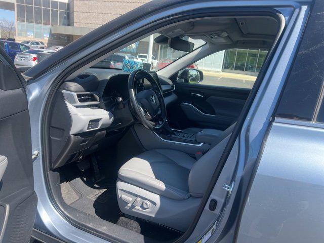 used 2021 Toyota Highlander car, priced at $33,499