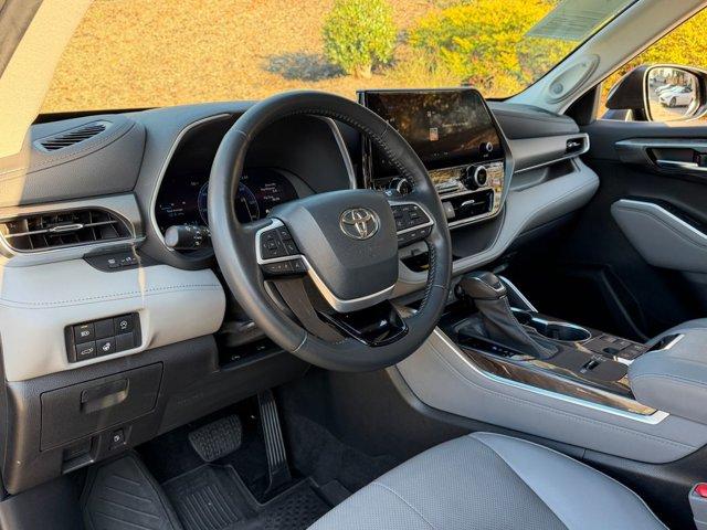 used 2023 Toyota Highlander car, priced at $36,499