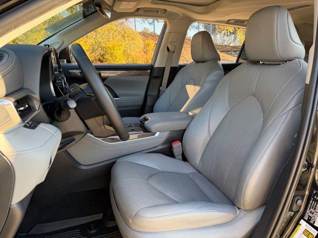 used 2023 Toyota Highlander car, priced at $36,499