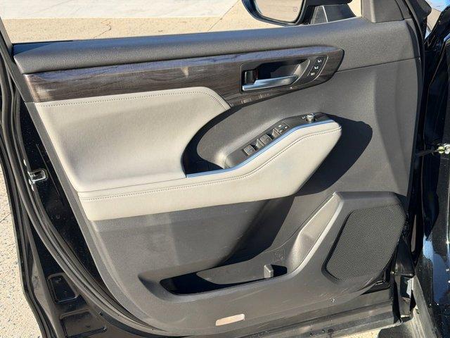 used 2023 Toyota Highlander car, priced at $36,499