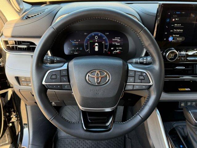used 2023 Toyota Highlander car, priced at $36,499