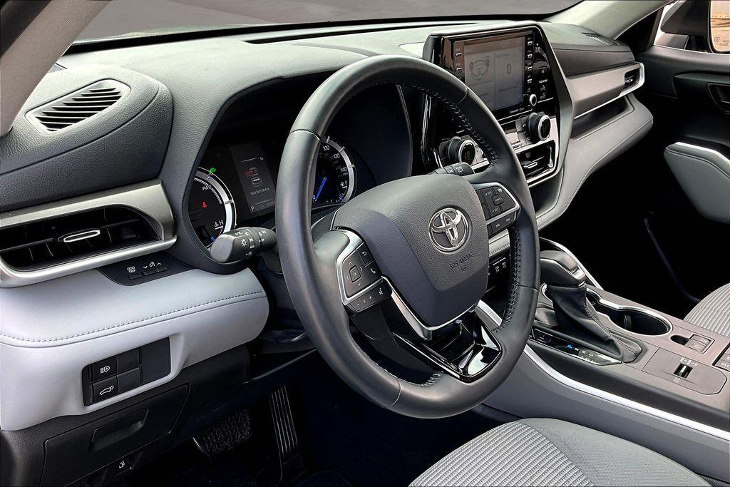 used 2021 Toyota Highlander Hybrid car, priced at $31,262