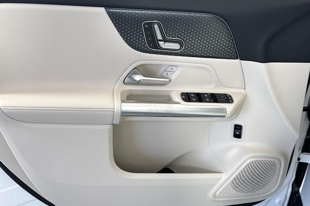 new 2025 Mercedes-Benz GLA 250 car, priced at $44,345