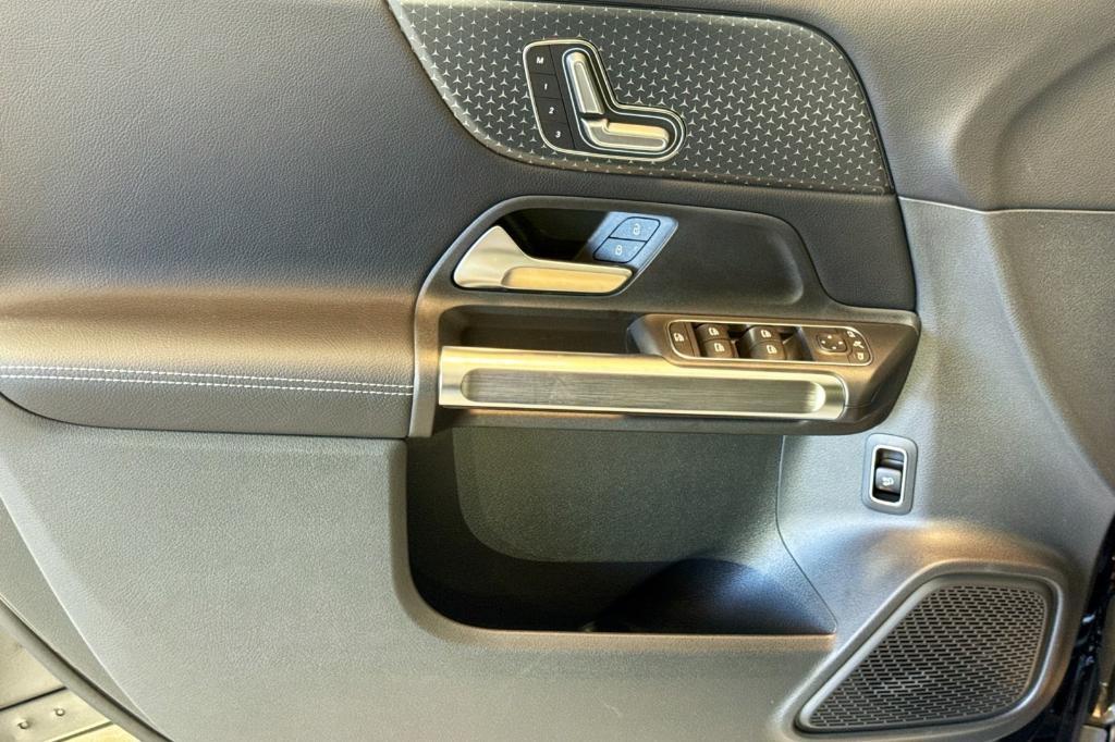 new 2025 Mercedes-Benz GLB 250 car, priced at $44,550