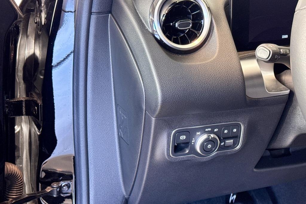 new 2025 Mercedes-Benz GLB 250 car, priced at $44,550