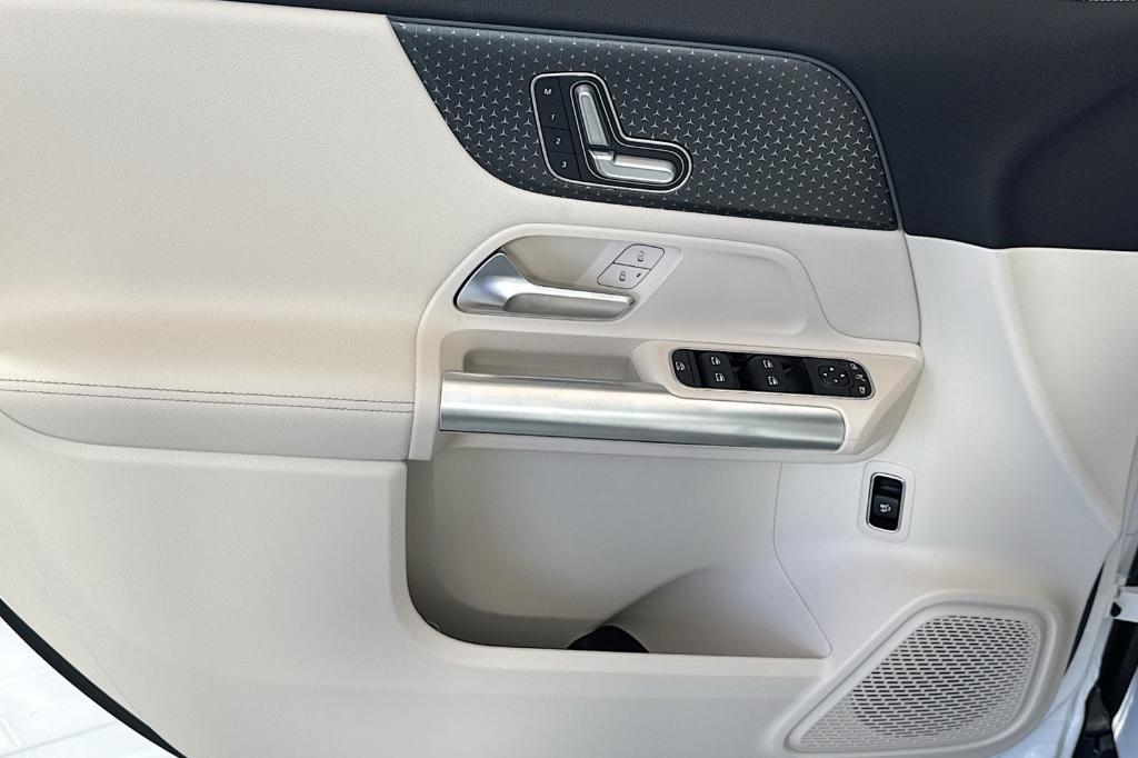 new 2025 Mercedes-Benz GLA 250 car, priced at $44,345